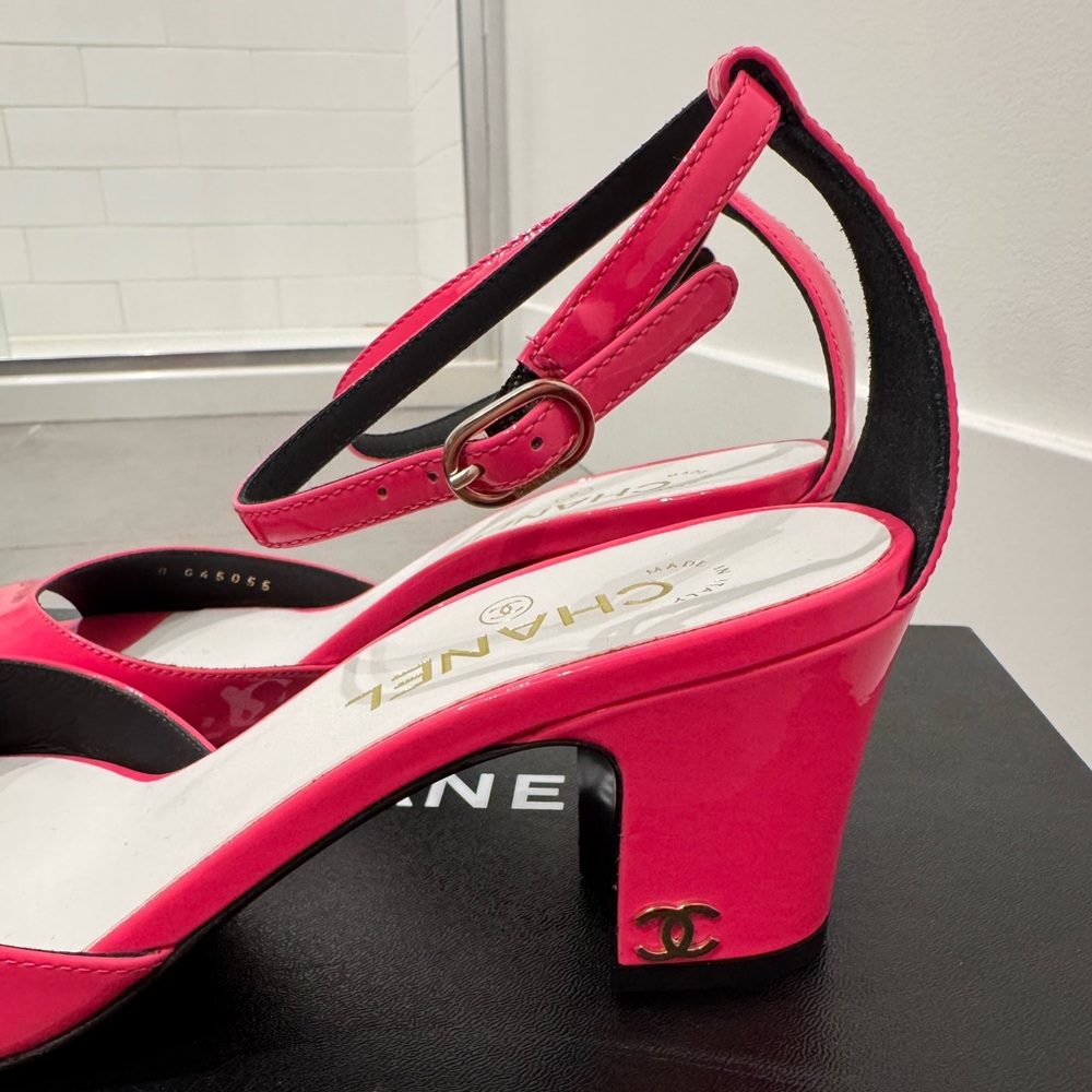 CHANEL 23A Metiers D'Art Pink Patent Ankle Strap Sandals Heels 39 US 8.5 NIB - Picture 9 of 11